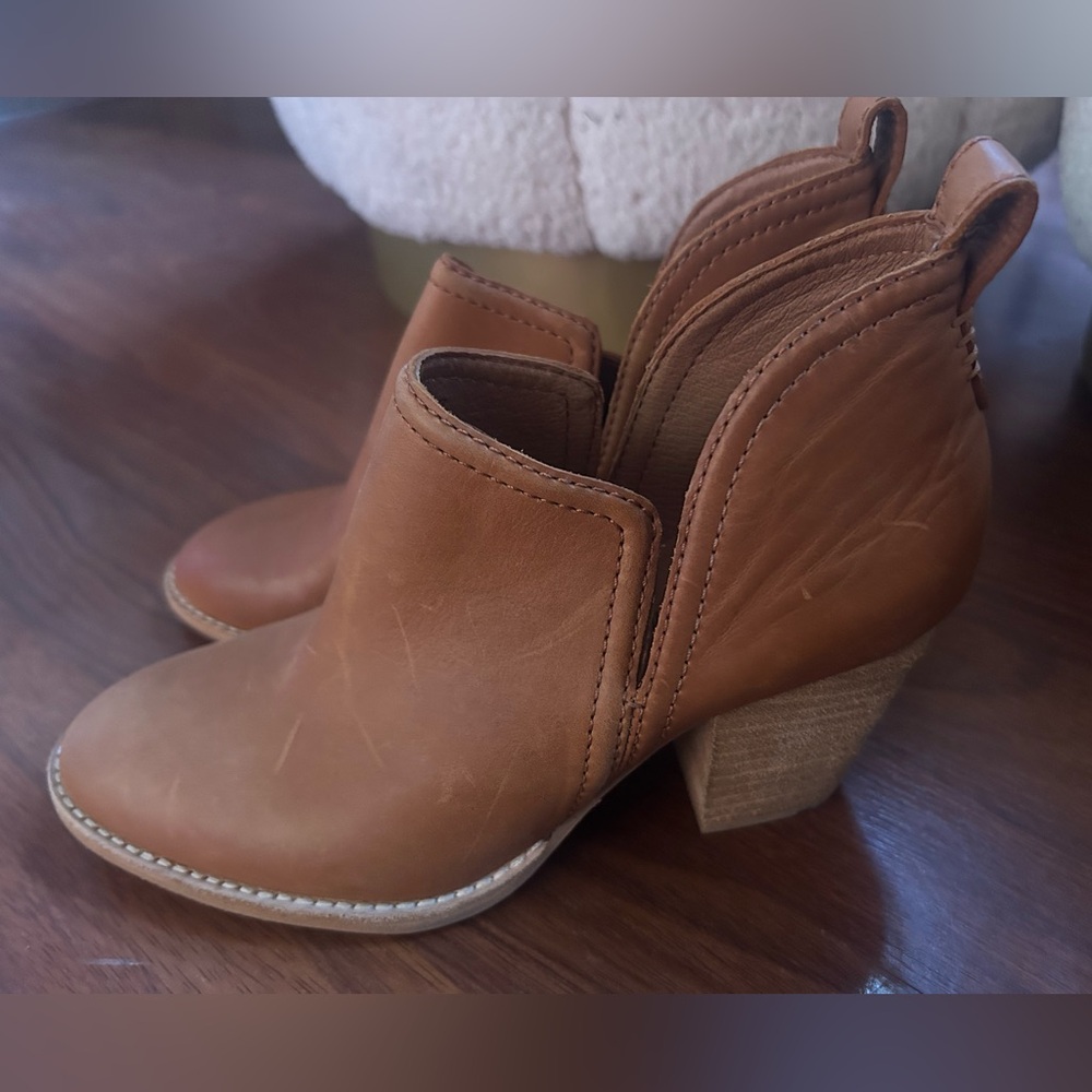 Jeffrey Campbell size 7 Tan booties - NWOT